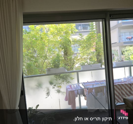 מרפסת עם חלון זכוכית ווילון לבן